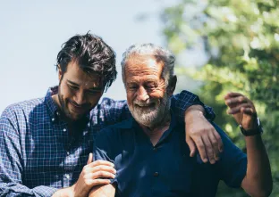 jonge en oude man genieten van de tuin